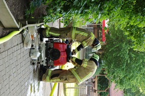 FW-KLE: "Grenzenloses Wasser" - Deutsch-niederl&auml;ndische Feuerwehr&uuml;bung im Tiergarten Kleve st&auml;rkt Zusammenarbeit &uuml;ber L&auml;ndergrenzen hinweg