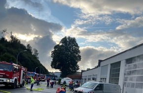 Feuerwehr der Stadt Arnsberg: FW-AR: JUGENDFEUERWEHR ÜBT ERNSTFALL AUF DEM BETRIEBSGELÄNDE DER WESTNETZ GMBH IN ARNSBERG