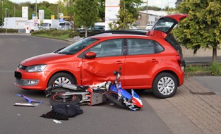 Kreispolizeibehörde Herford: POL-HF: Motorrad und VW stoßen zusammen - Zwei Leichtverletzte