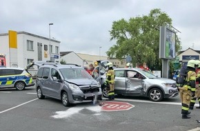 Polizei Mettmann: POL-ME: Nach Verkehrsunfall: Zwei Personen leicht verletzt - Hilden - 2206054