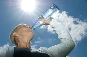 Informationszentrale Deutsches Mineralwasser: Tipps für die "Hundstage": Mineralwasser kühlt den Körper von innen (FOTO)