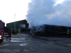 FW-RD: Update zu: Reesdorf (Kreis Rendsburg-Eckernförde): Maschinenhalle brennt in voller Ausdehnung