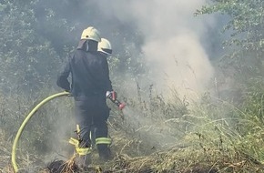Feuerwehr Hattingen: FW-EN: Feuerwehr Hattingen bekämpft mehr als zwei Stunden einen Flächenbrand