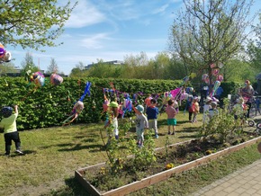 Zum Tag der Kinderbetreuung: Springfrösche danken Erzieher*innen mit Piñata-Herzen im Garten