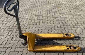 Polizeidirektion Neustadt/Weinstraße: POL-PDNW: Handhubwagen und Gartenhacke sichergestellt - Eigentümer gesucht