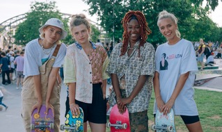 Constantin Film: Drehstart für SKATERGIRLZ: Lisa und Lena in ihrem ersten Kinofilm