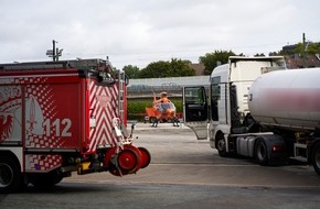 Feuerwehr Essen: FW-E: Schwerer Verkehrsunfall - Person von Sattelzug überrollt