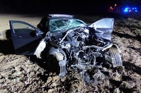 Polizeipr&auml;sidium Nordhessen: POL-KS: Zerst&ouml;rten Mercedes AMG auf Feld zur&uuml;ckgelassen: Polizei sucht Zeugen nach Unfallflucht in Lohfelden