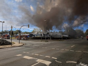 FW Kamen: Lagerhallenbrand in Kamen