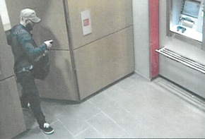 POL-H: Öffentlichkeitsfahndung! 
Unbekannte brechen Schließfächer in zwei Bankfilialen auf - Polizei sucht mit Bildern nach Tätern
