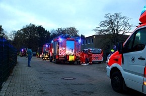 Feuerwehr Essen: FW-E: Feuer in Flüchtlingsunterkunft an der Grimbergstraße, eine Person brandverletzt