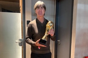 United Charity gemeinnützige Stiftungs GmbH: Jogi Löws Unterschrift ist 17.000EUR wert! / WM-Schatz von Jogi Löw sorgt für Auktions-Knaller bei United Charity