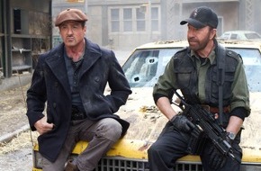 ProSieben: Was würde Chuck Norris tun? Sylvester Stallone lernt dazu in "The Expendables 2" am 26. Oktober 2014 auf ProSieben (FOTO)