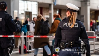 Bundespolizeidirektion München: Bundespolizeidirektion München: Spezialdienste kontrollieren abgestellten Koffer / Bundespolizei-Einsatz während Medienpräsentation des neuen Railjets