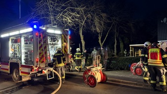 Freiwillige Feuerwehr Aurich: FW-AUR: Brennendes Carport bedroht Doppelhaus