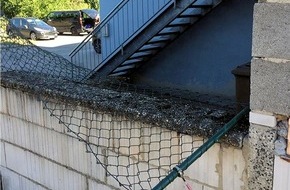Polizeipräsidium Westpfalz: POL-PPWP: Schaden auf Sportplatz angerichtet