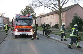 Feuerwehr Dinslaken: FW Dinslaken: PKW Brand, Wasserschaden und Rauchentwicklung in einer Mietwohnung