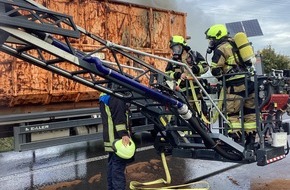 Feuerwehr Oberhausen: FW-OB: Containerbrand auf der BAB A3 - Feuerwehr l&ouml;scht Brandgut bei Containerdienst ab