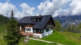 Roofit.Solar: Klimaschutz in den Alpen: Solardach für eine denkmalgeschützte Berghütte in Österreich