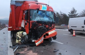 Polizeidirektion Kaiserslautern: POL-PDKL: A6/Wattenheim, Zwei Verletzte nach Lkw-Unfall - hoher Sachschaden