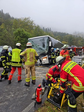 KFV-CW: Frontalzusammenstoß zwischen Omnibus und Kleintransporter / Beide Fahrer schwer verletzt / Bundesstraße B 463 gesperrt