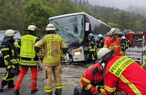 Kreisfeuerwehrverband Calw e.V.: KFV-CW: Frontalzusammenstoß zwischen Omnibus und Kleintransporter / Beide Fahrer schwer verletzt / Bundesstraße B 463 gesperrt