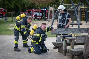 FW-KLE: Realitätsnahe Großübung an der St. Markus Grundschule in Schneppenbaum - Feuerwehr, Rettungsdienst und DLRG trainieren den Ernstfall gemeinsam