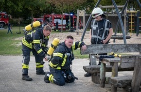 Freiwillige Feuerwehr Bedburg-Hau: FW-KLE: Realitätsnahe Großübung an der St. Markus Grundschule in Schneppenbaum - Feuerwehr, Rettungsdienst und DLRG trainieren den Ernstfall gemeinsam