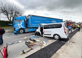 KFV Bodenseekreis: B33: Kollision von Kleinbus mit LKW