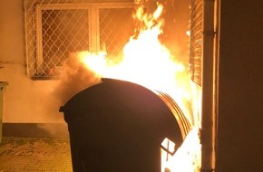 Polizei Hagen: POL-HA: Zwei Müllbehälter in der Innenstadt in Brand gesetzt - Zeugen gesucht