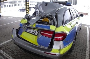 Polizei Braunschweig: POL-BS: Verkehrsunfall: Anhänger eines Lkw kollidiert mit Funkstreifenwagen