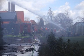 FW Lüchow-Dannenberg: Großbrand hält Feuerwehr in Atem +++ 150 Feuerwehrleute im stundenlangen Löscheinsatz +++ Rauchsäule kilometerweit zu sehen