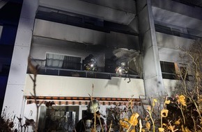 Feuerwehr Norderstedt: FW Norderstedt: Silvesterbilanz der Feuerwehr Norderstedt: 22 Einsätze - Balkonbrand in der Mittelstraße droht auf Wohnung überzugreifen