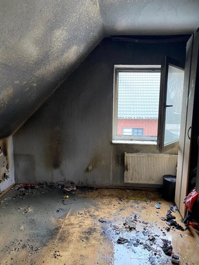 POL-STD: Feuer in Buxtehuder Einfamilienhaus schnell gelöscht - drei Personen mit Rauchgasvergiftung leicht verletzt