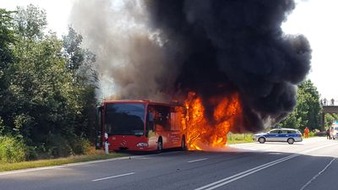 Polizeidirektion Bad Kreuznach: POL-PDKH: Vollbrand eines Gelenkbusses