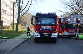 Feuerwehr Essen: FW-E: Wohnungsbrand in einem fünfgeschossigen Mehrfamilienhaus, drei Personen mit Fluchthauben gerettet - keine Verletzten