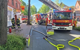 Freiwillige Feuerwehr der Gemeinde Sonsbeck: FW Sonsbeck: Gemeldeter Dachstuhlbrand erweist sich als brennendes Laub in einer Dachrinne
