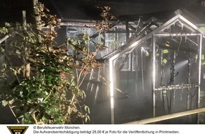 Feuerwehr München: FW-M: Gewächshaus in Brand (Obersendling)