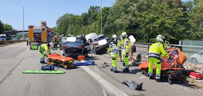 Feuerwehr und Rettungsdienst Bonn: FW-BN: Schwerer Verkehrsunfall zwischen 3 PKW - 4 verletzte Personen