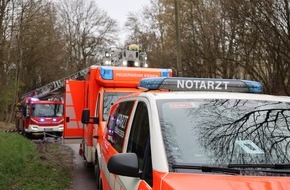 Feuerwehr Essen: FW-E: Kanalarbeiter stürzt in einem Schacht rund einen Meter tief - Höhenrettung muss den Verletzten aus acht Metern Tiefe retten