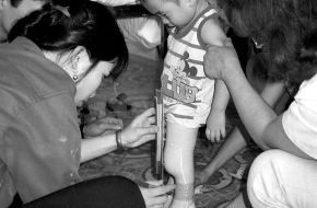 Green Cross Schweiz: Elargissement du programme de médecine sociale en faveur du dépistage
précoce des handicaps au Vietnam: Green Cross Suisse vient en aide
aux enfants handicapés du Vietnam