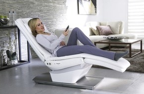 Panasonic Deutschland: Europa-Premiere in Hamburg: Panasonic Relax Chair / Schauspielerin Dorkas Kiefer und Panasonic Geschäftsführer Werner Graf präsentierten Medienvertretern ein außergewöhnliches Wellnessmöbel (mit Bild)