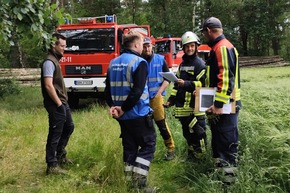 FW Lüchow-Dannenberg: +++ Waldbrandübung in Lüchow-Dannenberg +++ Feldbrand bei Clenze breitet sich aus +++ Insgesamt 8ha Waldgebiet betroffen +++ Feuerwehr hat Probleme mit engen und zugewachsenen Wegen +++