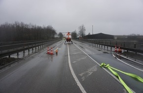 Feuerwehr Ratingen: FW Ratingen: Schwerer Verkehrsunfall mit mehreren PKW und LKW