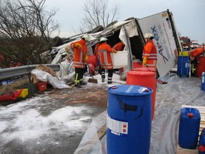 POL-WL: Dibbersen - Schwerer Gefahrgutunfall auf der A 1/ Vollsperrung -