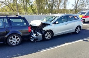 Verkehrsdirektion Mainz: POL-VDMZ: Verkehrsunfall mit 3 beteiligten Fahrzeugen - Einstündige Vollsperrung der A643 - Schiersteiner Brücke Höhe Mainz - Mombach