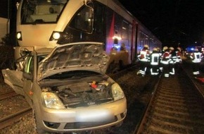 Bundespolizeidirektion Sankt Augustin: BPOL NRW: Auto kollidiert mit Regionalbahn am Bahnübergang Plettenberg Ohle - Bundespolizei ermittelt