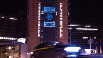 EU-Kommission wird zur "Zentrale der Tierindustrie" / Tierschutzorganisation Animal Equality prangert mit Projektion in Brüssel die Nähe der EU-Kommission zur Tierindustrie an