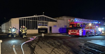 FFW Gemeinde Schwalmtal: FFW Schwalmtal: Feuerwehr löscht Brand im ehemaligen Autohaus