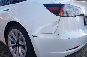 Polizeidirektion Lübeck: POL-HL: Ostholstein - Bad Schwartau / Unfallflucht: Tesla auf Parkplatz schwer beschädigt